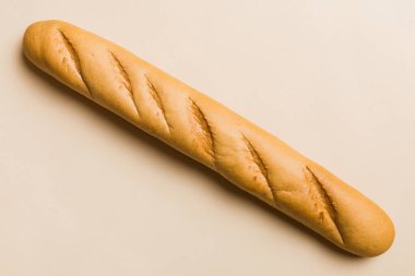 Renkli arka planda minimalist Fransız ekmeği. arka plan olarak taze ekmek, metin veya tasarım için boşluk ile üst görünüm.