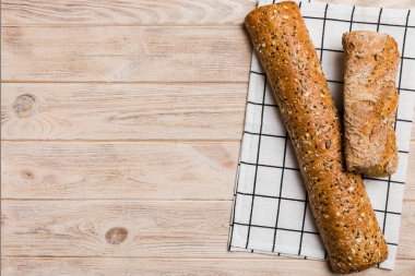 Renkli masada taze çıtır Fransız ekmeği. Üst görünüm Fırın ürünleri.