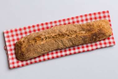 Renkli masada taze çıtır Fransız ekmeği. Üst görünüm Fırın ürünleri.