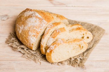 Köy manzaralı peçeteli taze dilimlenmiş ekmek çeşitleri. Sağlıklı mayasız ekmek. Fransız ekmeği dilimi.