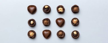 Renkli masa üzerinde farklı çikolata çeşitleri var. Üst Görünüm ve Düz Yatay.