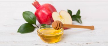 Renkli arka planda yahudi Rosh Hashanah bayramı sembolleri olan düz kompozisyon, Rosh hashanah kavramı. Geleneksel yılbaşı tatili. Kopyalama alanı olan üst görünüm.