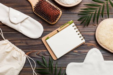 Sıfır atık. Çevre dostu günlük aksesuarlar. en üstteki görünüm.