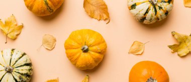 Sonbahar kompozisyonu. Masadaki kurumuş yapraklar ve diğer tasarım aksesuarlarından oluşan desen. Düz yatış, üst görünüm.