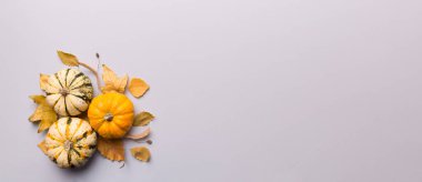 Sonbahar kompozisyonu. Masadaki kurumuş yapraklar ve diğer tasarım aksesuarlarından oluşan desen. Düz yatış, üst görünüm.