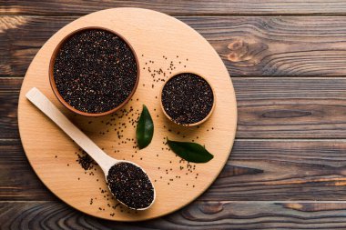 Kase içinde kinoa tohumu ve renkli arka planda kaşık. Küçük kasede sağlıklı kinwa. Sağlıklı süper yiyecekler.