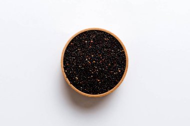 Renkli arkaplanda kinoa tohumları var. Küçük kasede sağlıklı kinwa. Sağlıklı süper yiyecekler.