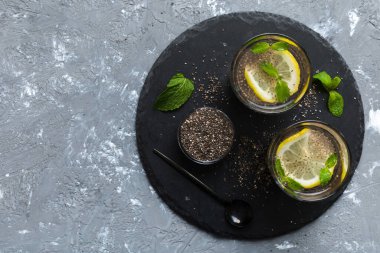 Sağlıklı kahvaltı ya da sabah Chia tohumlu limon ve nane arkaplanda, vejetaryen yiyecekler, diyet ve sağlık konsepti. Limonlu ve naneli Chia pudingi..