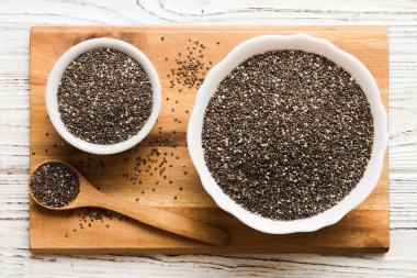 Kavanozda Chia tohumu ve renkli arka planda kaşık. Sağlıklı Salvia Hispanikleri küçük kasede. Sağlıklı süper yiyecekler.