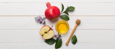 Renkli arka planda yahudi Rosh Hashanah bayramı sembolleri olan düz kompozisyon, Rosh hashanah kavramı. Geleneksel yılbaşı tatili. Kopyalama alanı olan üst görünüm.