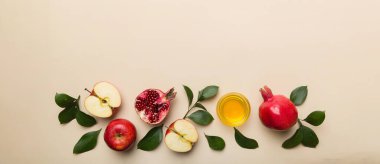 Renkli arka planda yahudi Rosh Hashanah bayramı sembolleri olan düz kompozisyon, Rosh hashanah kavramı. Geleneksel yılbaşı tatili. Kopyalama alanı olan üst görünüm.