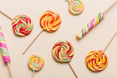 Renkli arka planda renkli lolipoplar. Yaz kavramı. Parti Mutlu Yıllar ya da Minimalist Kavram.