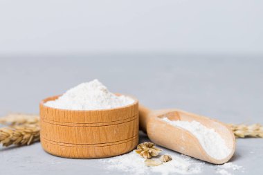 Tahta kasede buğday unu ve renkli arka planda buğday dikenleri. dünya buğday krizi.