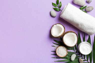 Hindistan cevizi yağı dolu kavanozlar ve renkli arka planda kozmetik kremi. Üst Manzara. Metnin için boş yer. Doğal spa Hindistan cevizi kozmetik ve organik tedavi konsepti Hindistan cevizi spa bileşimi.