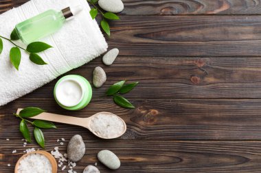 Hindistan cevizi yağı dolu kavanozlar ve renkli arka planda kozmetik kremi. Üst Manzara. Metnin için boş yer. Doğal spa Hindistan cevizi kozmetik ve organik tedavi konsepti Hindistan cevizi spa bileşimi.