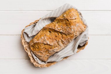 Doğal arka plana karşı sepette taze pişmiş ekmek. üstteki görünüm ekmek kopyalama alanı.