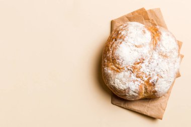 Peçetenin üstünde taze taze taze ekmek, üst manzara. Sağlıklı mayasız ekmek. Fransız ekmeği. Üst görünüm Fırın ürünleri.