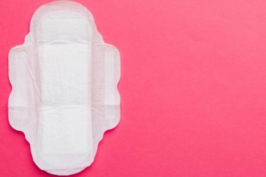 Kadın hijyen ürünleri ya da renkli arka planda hijyenik ped. Pastel renk. - Yakın çekim. Mesaj için boş bir yer. Kadın günlük hijyeni..