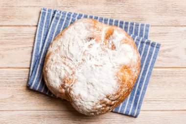 Peçetenin üstünde taze taze taze ekmek, üst manzara. Sağlıklı mayasız ekmek. Fransız ekmeği. Üst görünüm Fırın ürünleri.