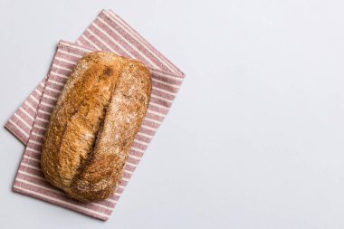 Taze ev yapımı tam buğday ekmeği. Peçetedeki ekmek kırsal arka planda, taze ekmek üst görünümü.