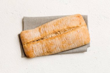 Kırsal arka planda peçetede taze ciabatta ekmeği, İtalyan ekmeği manzarası.