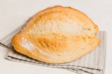 Peçetenin üstünde taze taze taze ekmek, üst manzara. Sağlıklı mayasız ekmek. Fransız ekmeği. Üst görünüm Fırın ürünleri.