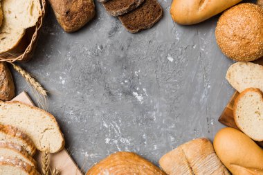 Ev yapımı doğal ekmek. Arka plan olarak farklı taze ekmek türleri, kopya alanı ile üst görünüm.