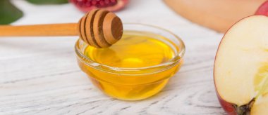 Renkli arka planda yahudi Rosh Hashanah bayramı sembolleri olan düz kompozisyon, Rosh hashanah kavramı. Geleneksel yılbaşı tatili. Kopyalama alanı olan üst görünüm.