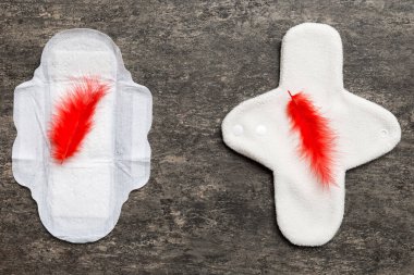 Renkli, parlak, yeniden kullanılabilir adet pedleri. sıfır atık kadın dönemi konsepti kopya alanı ile üst görünüm.