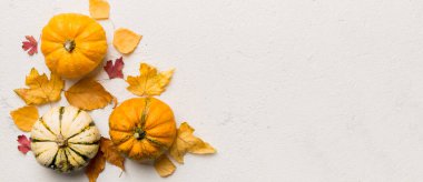 Sonbahar kompozisyonu. Masadaki kurumuş yapraklar ve diğer tasarım aksesuarlarından oluşan desen. Düz yatış, üst görünüm.