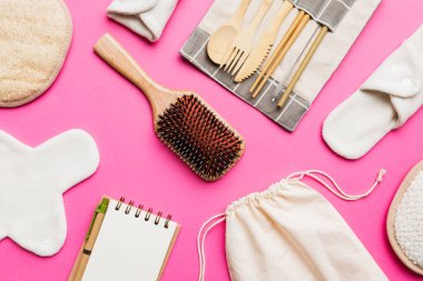 Sıfır atık. Çevre dostu günlük aksesuarlar. en üstteki görünüm.