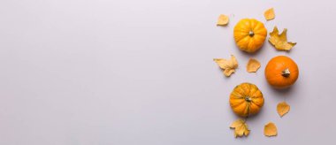 Sonbahar kompozisyonu. Masadaki kurumuş yapraklar ve diğer tasarım aksesuarlarından oluşan desen. Düz yatış, üst görünüm.