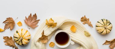 Renkli sonbahar kahve fincanı ve renkli yapraklarla bezenmiş düz bir kompozisyon. en üstteki görünüm.