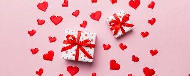 Sevgililer Günü kompozisyonu: Kırmızı hediye kutusu ve kalp. Noel hediyesi. Yukarıdan bak. Holday tebrik kartı.