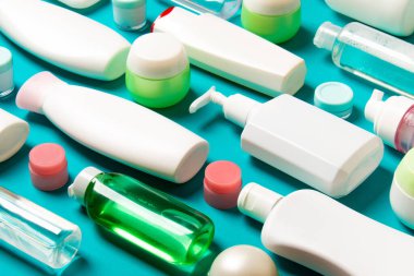 Plastik gövde bakımı şişesi düz kompozisyonu ve renkli arka plan boşluğuna kozmetik ürünler dizayn edilmişti. Beyaz Kozmetik kapları kümesi, kopya alanı ile üst görünüm.