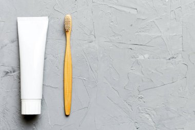 Renkli arka planda kopyalama alanı olan diş macunu ve üst görünümü. Düz yatıyordu. Diş hijyeni. Hafif arka planda ağız bakım ürünleri. Vücut bakımı kavramı.