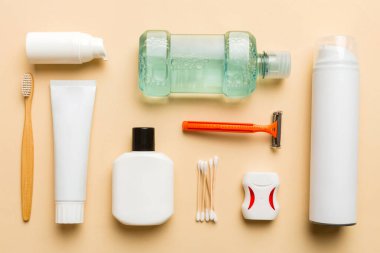 Banyo ürünleri için model düz yatak, spa jileti, diş macunu, sabun, jöle ve diğer çeşitli aksesuarlar. Cilt sağlığı için kozmetik. Logonuz için Bath Mockup.