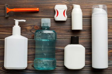 Banyo ürünleri için model düz yatak, spa jileti, diş macunu, sabun, jöle ve diğer çeşitli aksesuarlar. Cilt sağlığı için kozmetik. Logonuz için Bath Mockup.