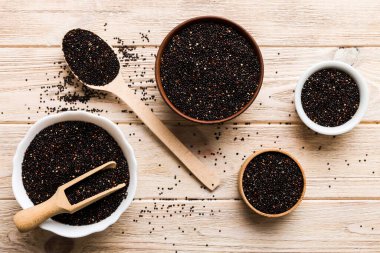 Kase içinde kinoa tohumu ve renkli arka planda kaşık. Küçük kasede sağlıklı kinwa. Sağlıklı süper yiyecekler.