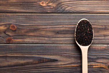 Renkli arka planda kaşık içinde kinoa tohumları. Küçük kaşıkta sağlıklı kinwa. Sağlıklı süper yiyecekler.