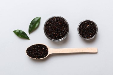 Kase içinde kinoa tohumu ve renkli arka planda kaşık. Küçük kasede sağlıklı kinwa. Sağlıklı süper yiyecekler.