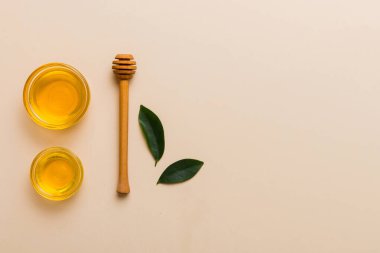 Bal kavanozu, beyaz arka plan manzaralı ve fotokopi alanı olan ahşap bal kaplama. Lezzetli bal şişesi.