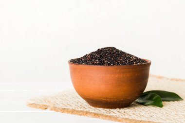 Renkli arkaplanda kinoa tohumları var. Küçük kasede sağlıklı kinwa. Sağlıklı süper yiyecekler.