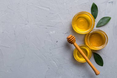 Bal kavanozu, beyaz arka plan manzaralı ve fotokopi alanı olan ahşap bal kaplama. Lezzetli bal şişesi.