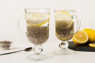 Sağlıklı kahvaltı ya da sabah chia tohumu ve limon, vejetaryen yiyecekler, diyet ve sağlık konsepti. Limonlu Chia pudingi.