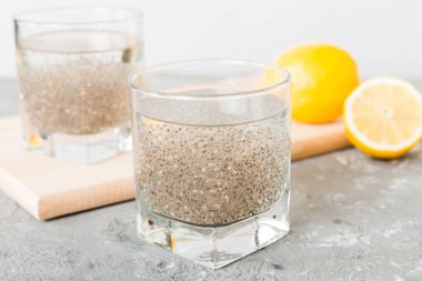 Sağlıklı kahvaltı ya da sabah chia tohumu ve limon, vejetaryen yiyecekler, diyet ve sağlık konsepti. Limonlu Chia pudingi.