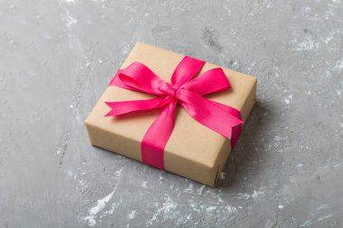 Paketlenmiş Noel ya da renkli kurdeleli el yapımı el yapımı diğer Noel hediyeleri. Hediye kutusu, hediye süslemesi, kopya alanı ile üst görünüm.