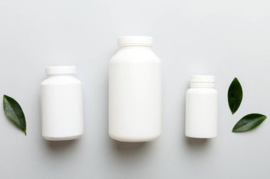 İlaçlar, ilaç şişesi, sağlık ve tıbbi destek. Vitamin hapları. Yeşil yapraklı vitaminler, doğal organik biyo takviyeler, fotokopi alanı..