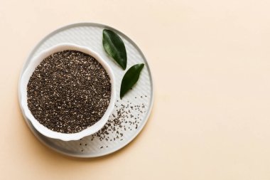 Renkli arka planda Chia tohumları. Sağlıklı Salvia Hispanikleri küçük kasede. Sağlıklı süper yiyecekler.