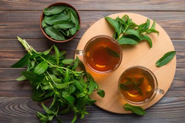 Arka planda bir fincan nane çayı. Fotokopi alanı ile taze nane görünümlü yeşil çay.